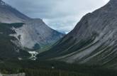 Estrada que corta as montanhas e a belíssima paisagem entre Lake Louise e Jasper, em Alberta, no Canadá